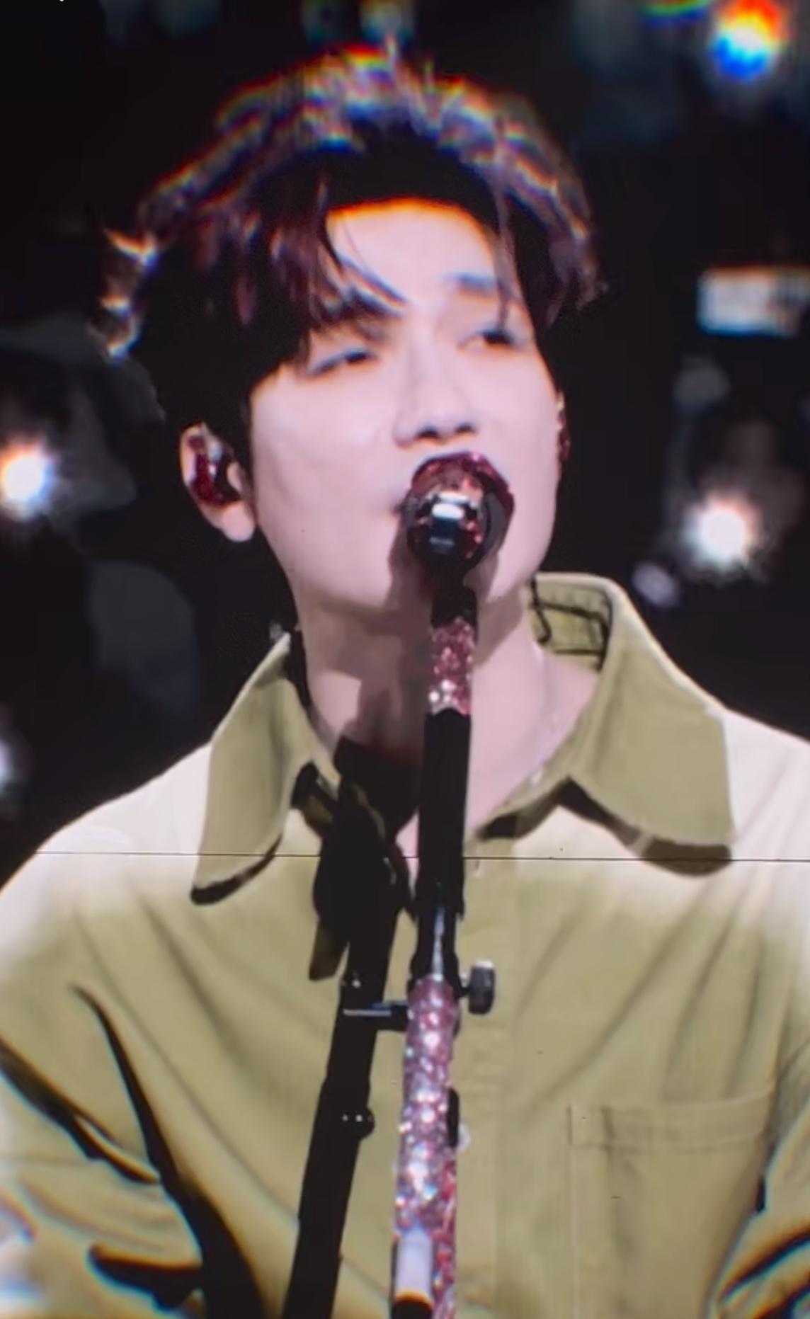 感动，生哥今晚唱了粤语歌《冷雨夜》为香港加油！今晚《荒芜之境》演唱会上，楚生淡