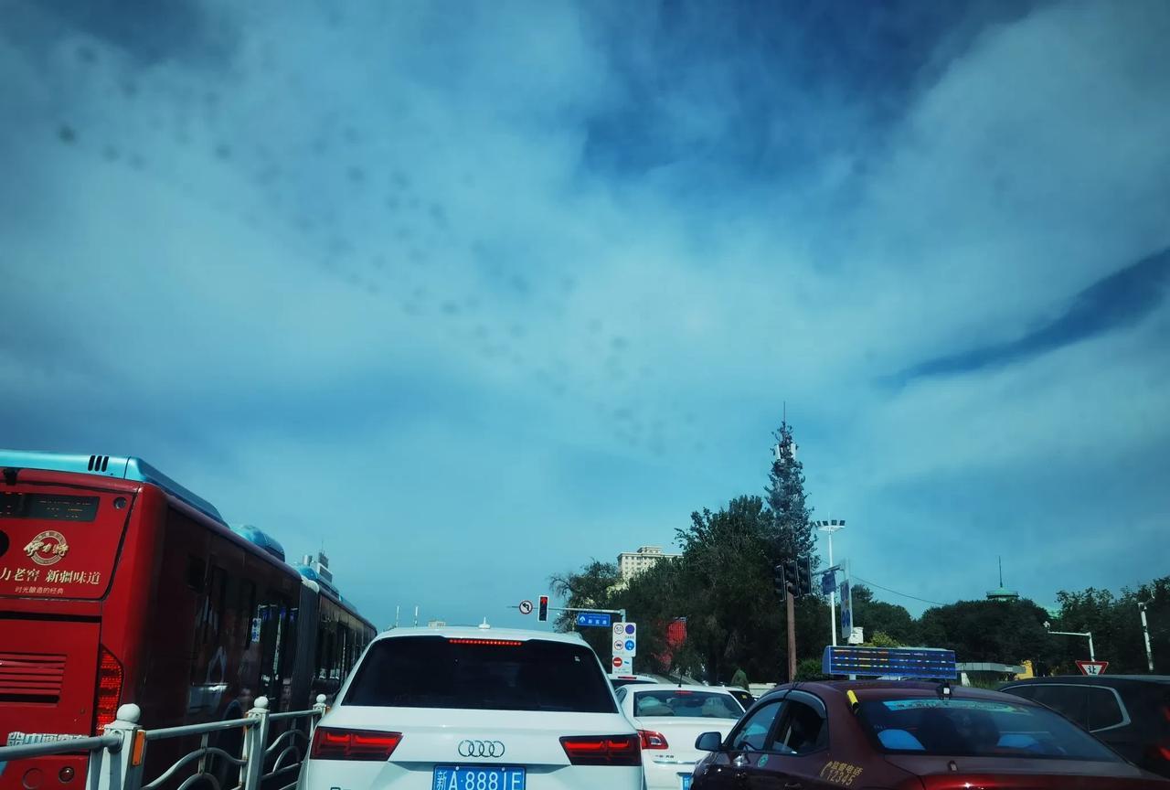 时间:2025年6月12日坐标:新疆乌鲁木齐事态:肿么了个哒？肿么了个哒？这