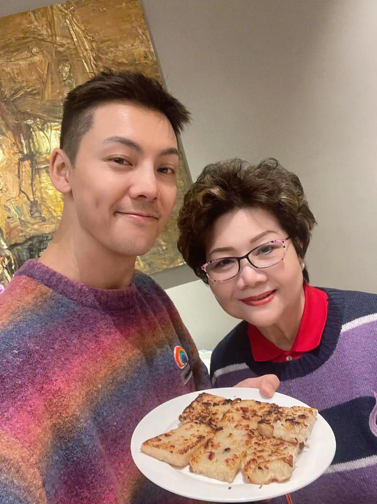 陈伟霆的妈妈真的特别有气质，不愧是大家闺秀啊。知道为什么陈伟霆的总裁气质这么