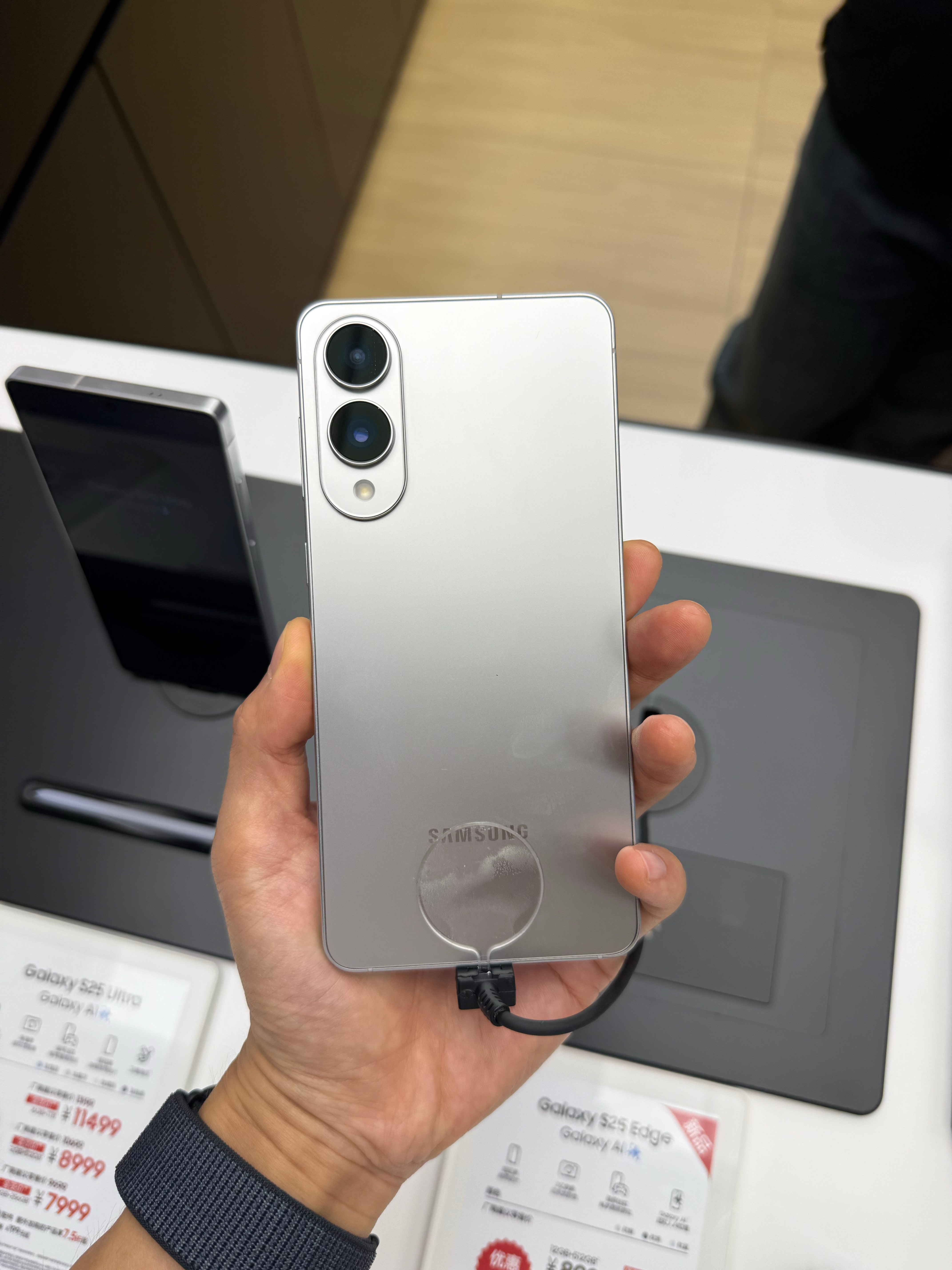 来看了看三星GalaxyS25Edge，确实很薄摄像头凸起