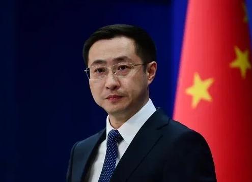 两名中国公民赴乌帮俄军作战，被关押整整一年！外交部回应无半句“放人”，态度出乎