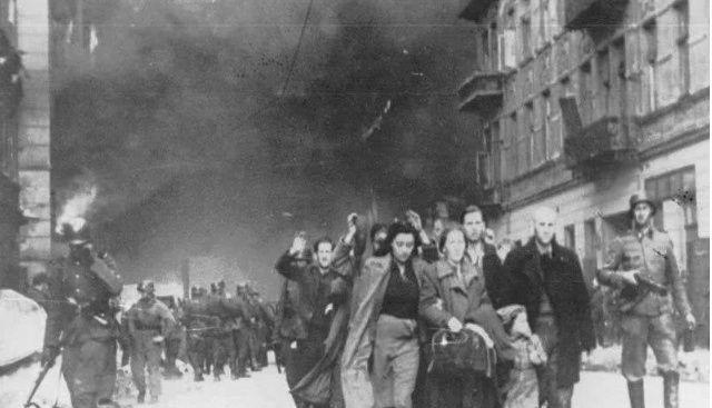 1943年，纳粹德国士兵在一个集中营里，要求犹太人挨个接受检查，当年轻漂亮的犹太