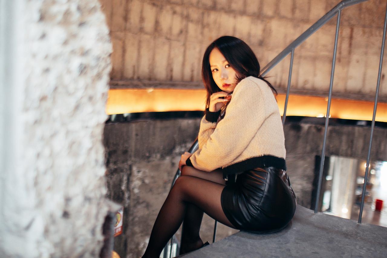 咖啡厅随拍时尚街拍复古工业风氛围感写真大连约拍