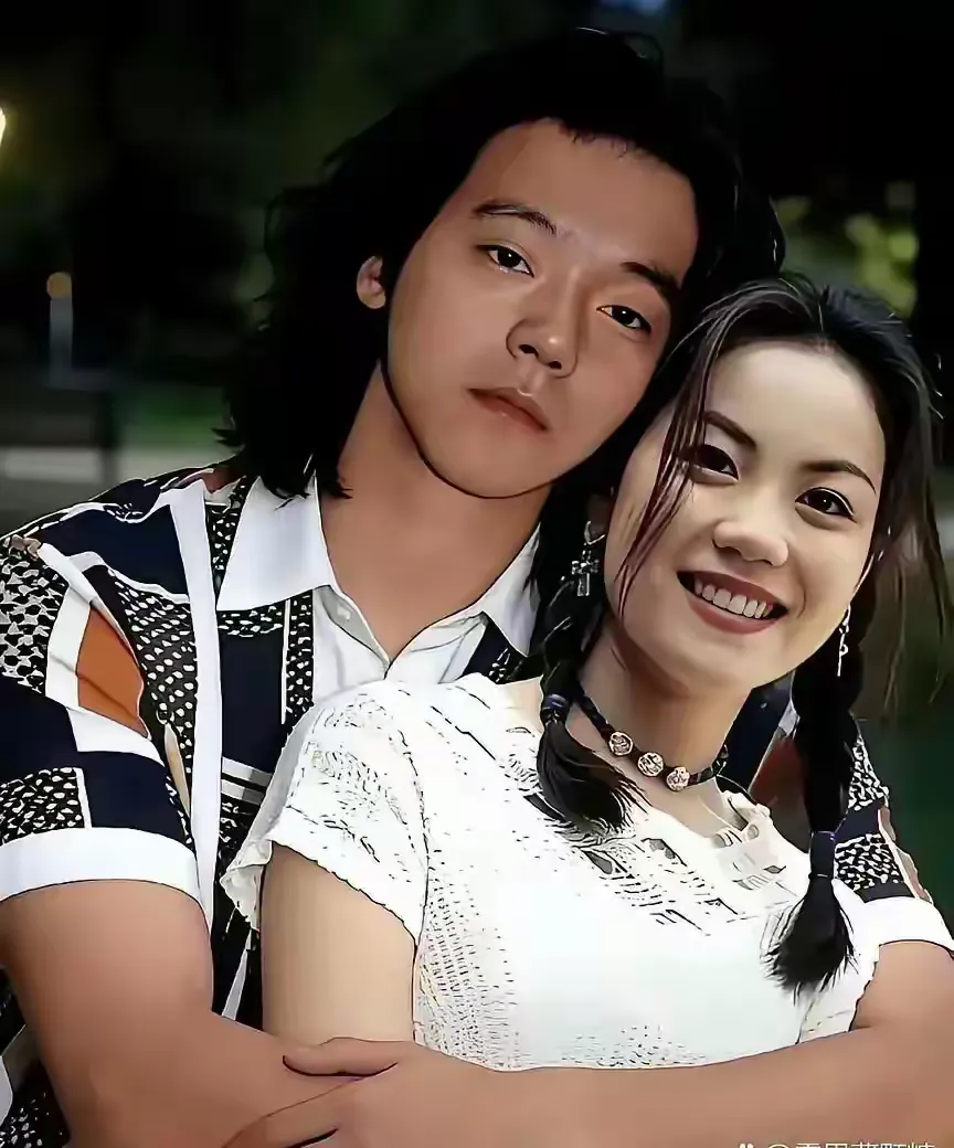 真替王菲感到不值，爱不爱真的可以挂在脸上。都说王菲真性情不爱打扮，那都是假的。关键看这个男人是谁。当