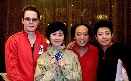 刚才有朋友问敬一丹告别仪式上，央视主持人几乎都来了，为啥没见到撒贝宁呢。​当年在央视，敬一丹和撒贝宁