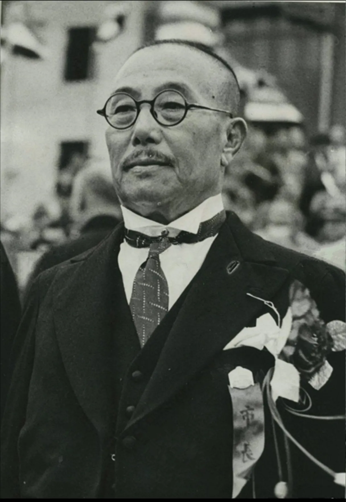 1940年，大汉奸傅筱庵为了活命，不仅请了20几个保镖，还弄了4辆警卫汽车，没想