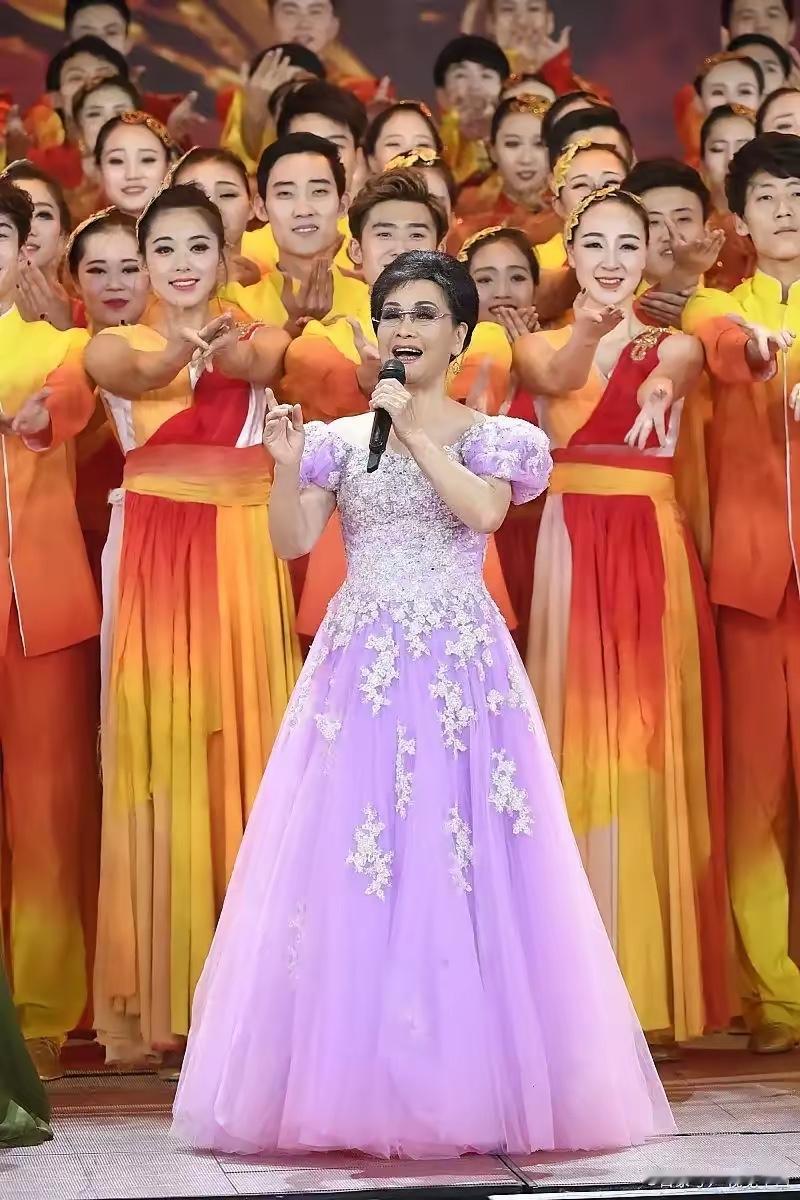 82岁的李谷一第4次缺席春晚，她说身体不好，怪让人心疼的。1944年出生在云南昆