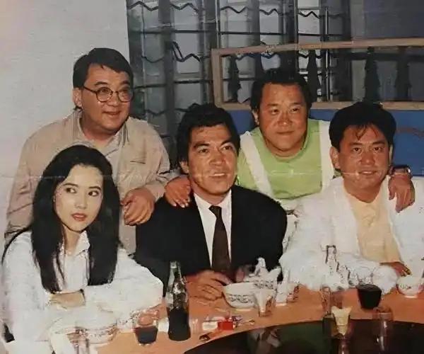 “大傻”成奎安去世后，大儿子独吞遗产，小儿子连学费都交不起，罗家英看不下去，带着