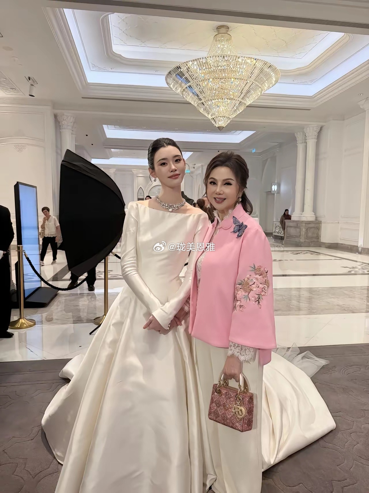 上流社会的衣服都好独特漂亮​方媛真的是上辈子拯救了银河系……命真的好​​​
