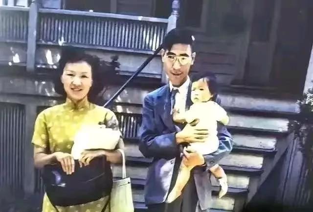 1956年秋，郭永怀教授一家在美国康奈尔大学寓所前的合影。当时，郭永怀时任康奈