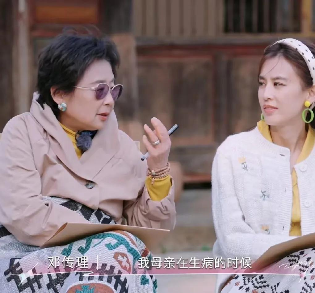 李静问黄圣依妈妈：“您觉得生病了要告诉孩子吗？”黄圣依妈妈：“我母亲在生病的时候