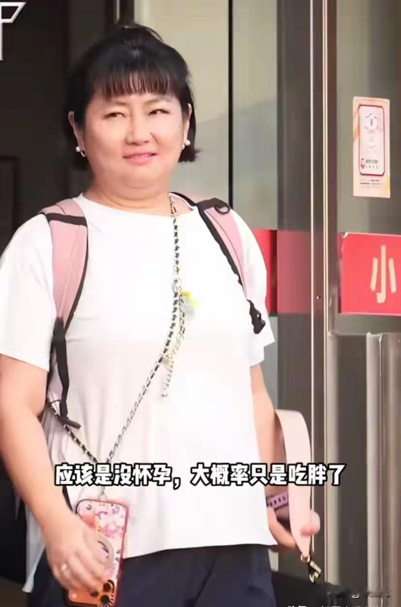 任家萱剪短发认不出了没结婚生下一个儿子的任家萱，和男友去接儿子放学被认出，直接