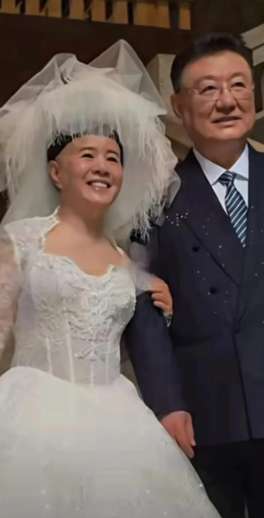 他俩居然是一对！新闻联播和少儿频道结婚这么久了！看得出来俩人挺幸福的。一晃金龟子