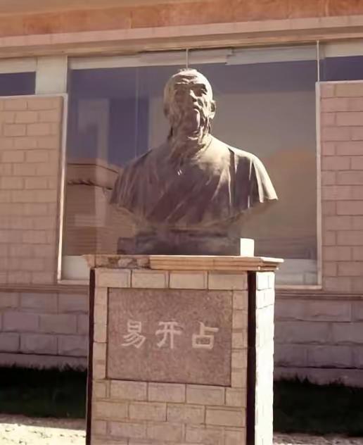 民间传说：嘉峪关竣工，校尉带着500两黄金前来验收，忽然他指着多出来的一块砖质问