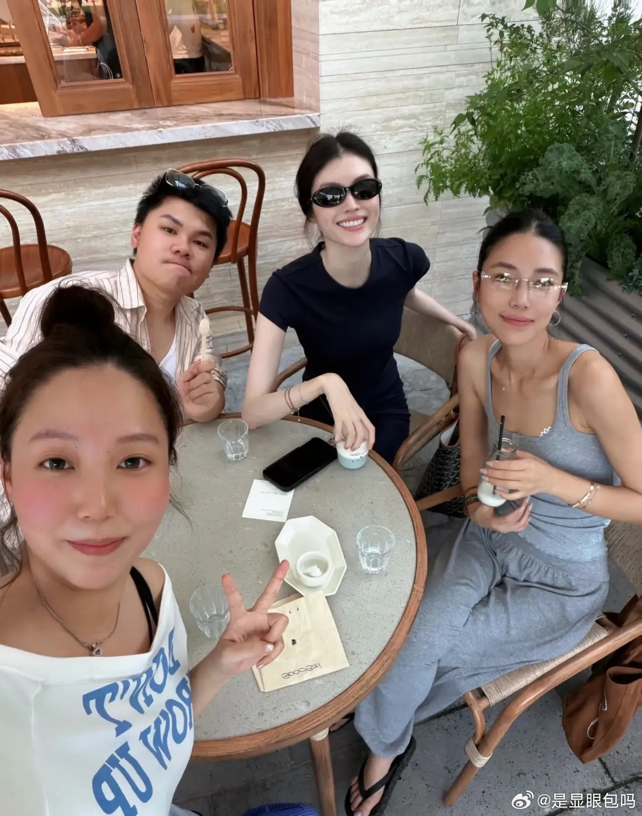 何穗晒出度假照片，阿那亚之行，玩得好开心，她的长相一般，不算是很出挑的，但是她身