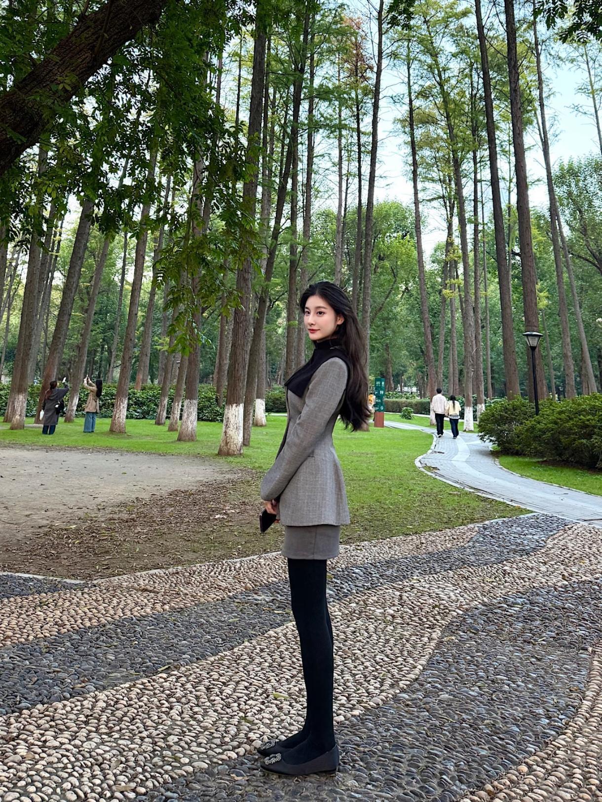 论会穿搭的重要性，这套灰色西装套裙，自带利落感，这个黑色的领刚好中和了西装的硬朗