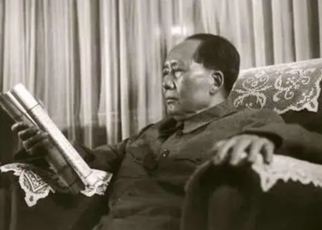 拉出去枪毙！”毛主席一声断喝，惊得周恩来和聂荣臻连忙从沙发上站了起来，而旁边的地