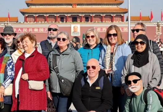 别信外媒瞎扯！9万美国人逛完上海，主动当起中国“免费宣传员” 2025