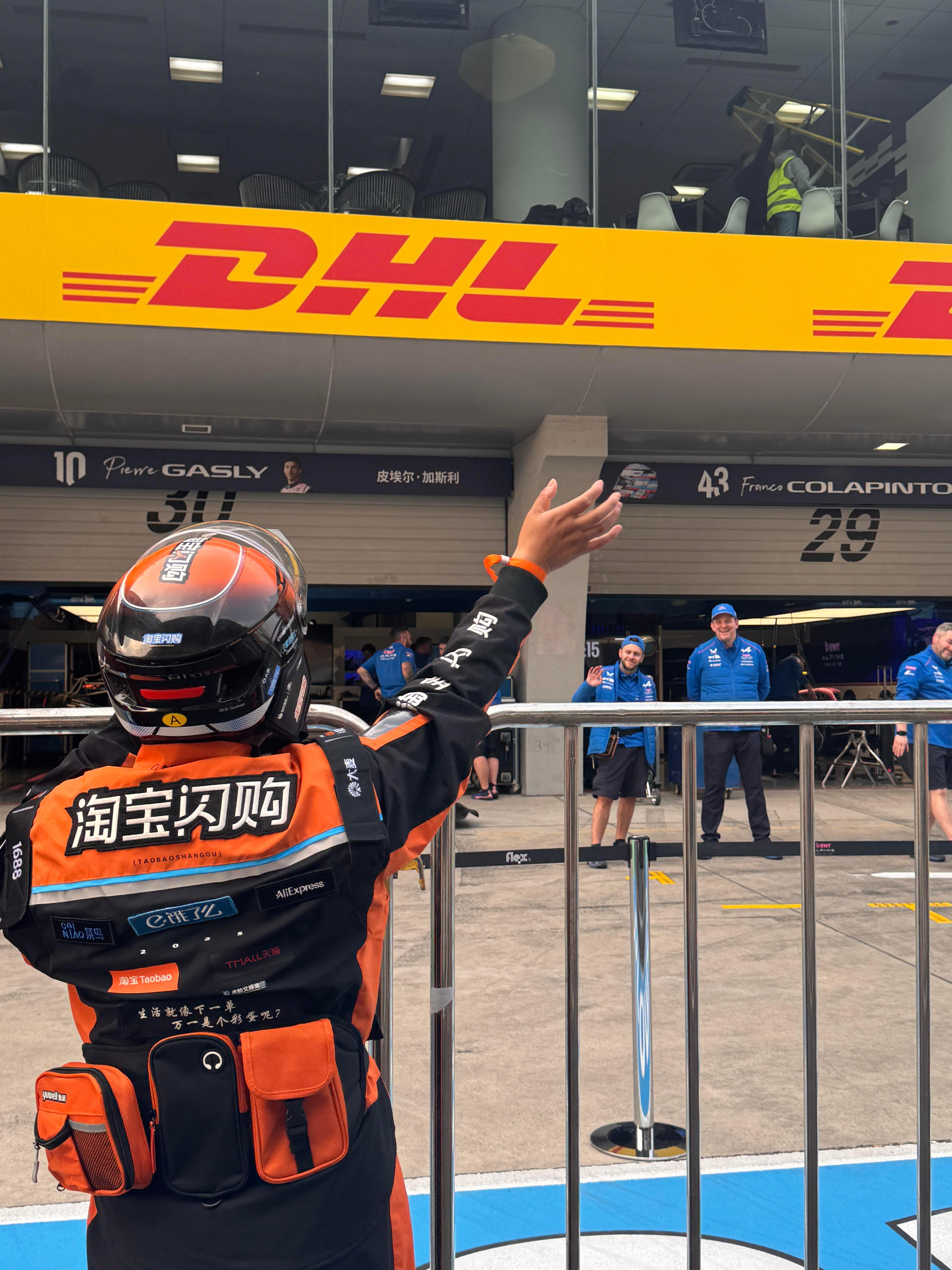 在F1比赛现场看到了外卖骑手外卖骑手和外迈车手同框了F1F1中国大奖赛现场惊现