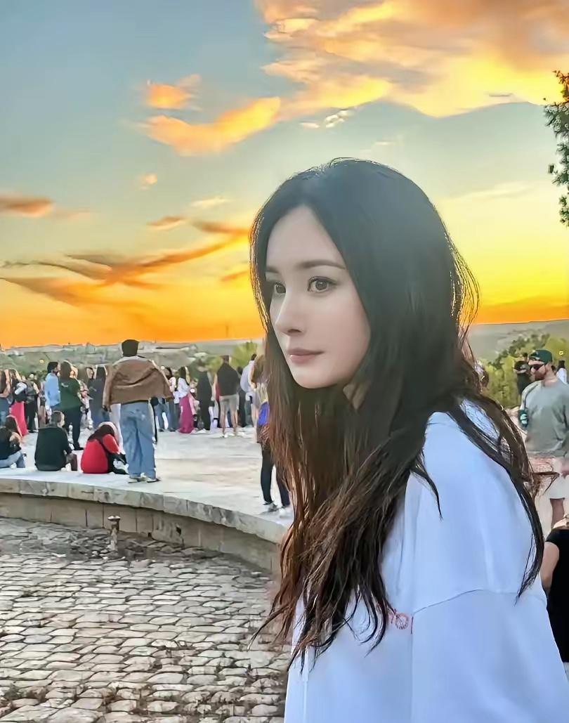 一个官宣，让我们彻底看清了杨幂的人品，这次香港大火，还在紧急救援中，杨幂一个举动