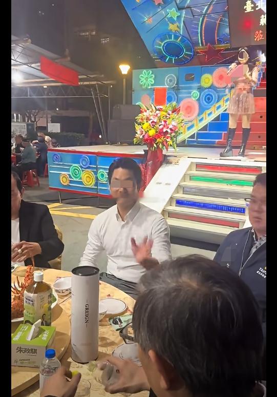 下一次他来，让我接待他吧，这一桌酒菜钱，我掏得起我再搭一盘胡辣汤、蒜薹炒肉热点观