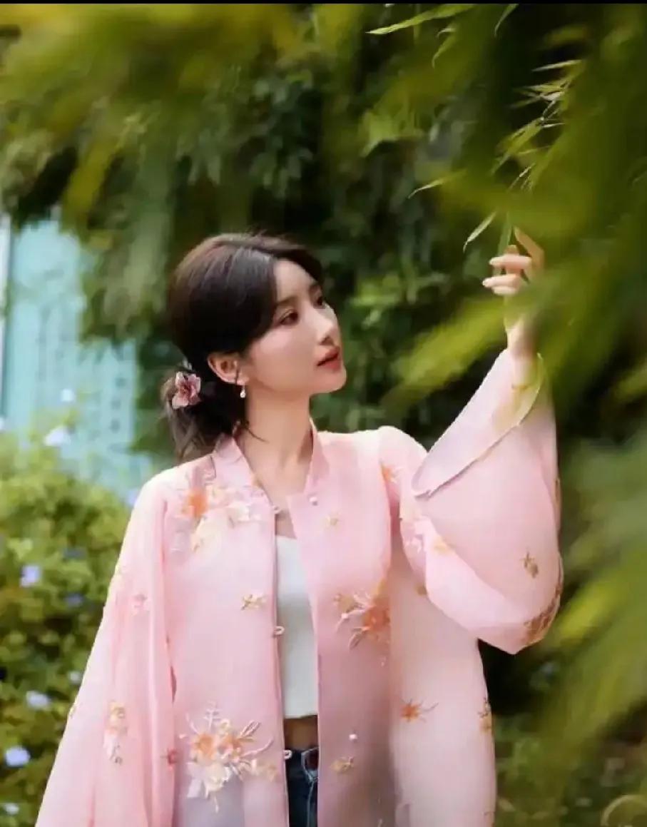被毛晓彤的新中式穿搭美到！粉上衣配牛仔裤太绝谁懂啊！毛晓彤又把新中式穿搭玩
