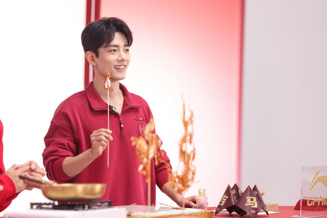 肖战体验非遗文化肖战舞龙原地起飞肖战体验非遗文化，有过年的氛围了。