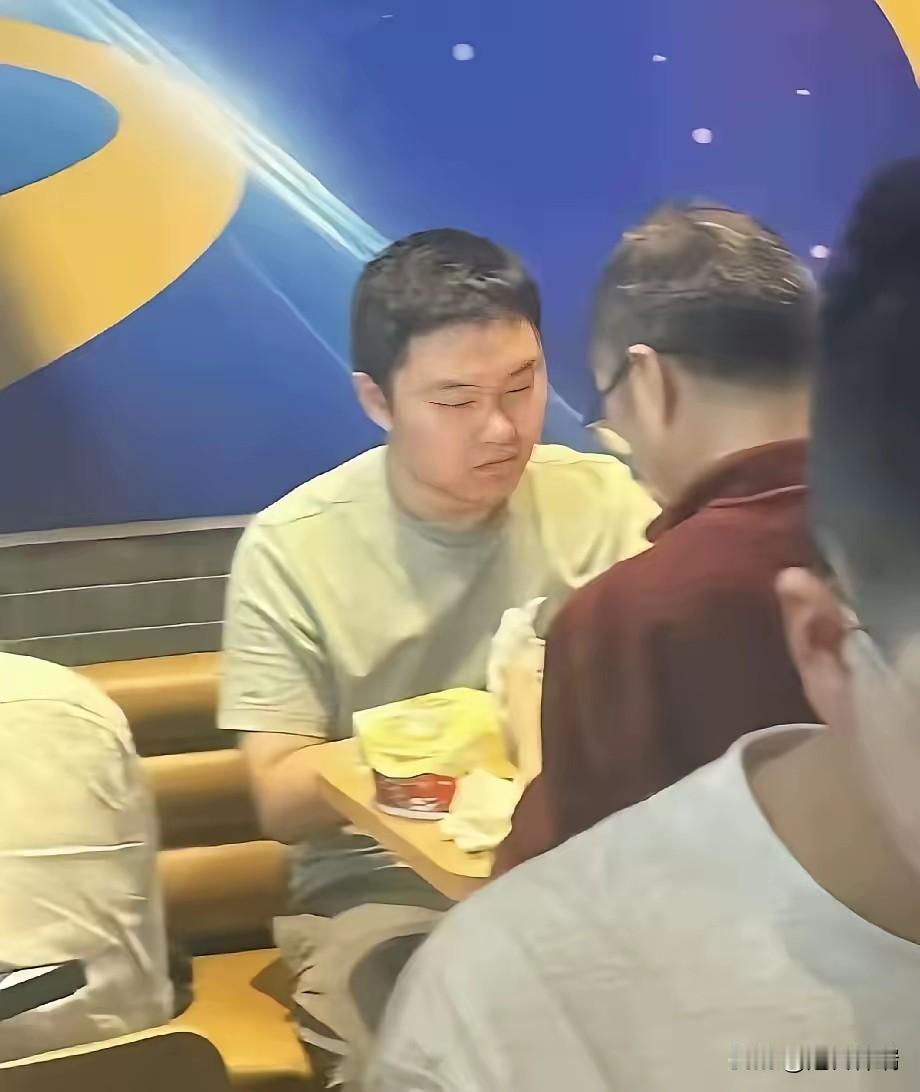 和解了！刚刷到一张照片，上海第二工业大学的老师请那个课堂上喊“sha”的男生吃