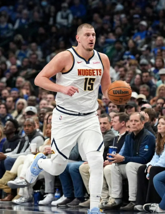 约基奇伤的好啊这赛季把板凳球员全都激活了，以中锋为轴的阵地战打法虽然还有效，但