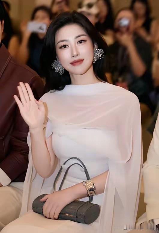 朱珠的美从来不是流水线出来的甜腻款，是那种带着松弛感的浓艳挂。前阵子刷到她早年出席活动的旧图，一身剪