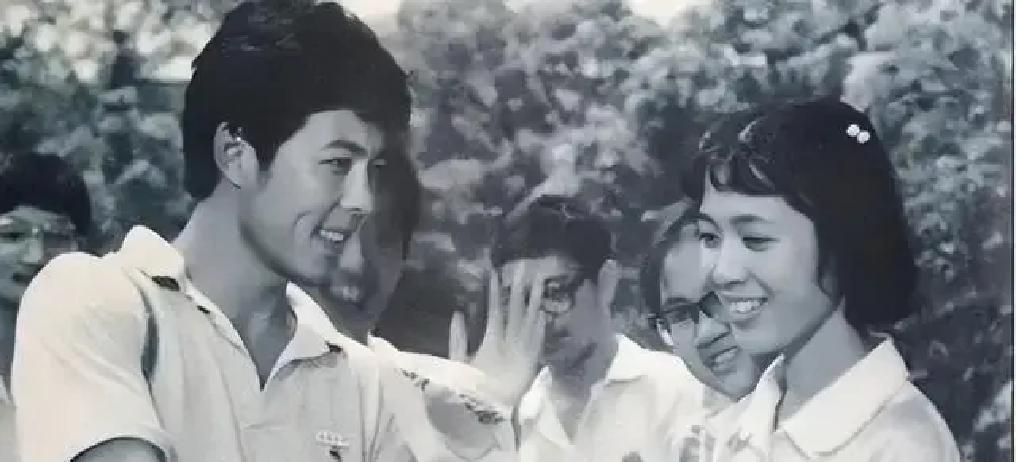 1983年，沈丹萍与张铁林已经谈了6年恋爱。有一天，沈丹萍刚回到宿舍，同宿舍的一