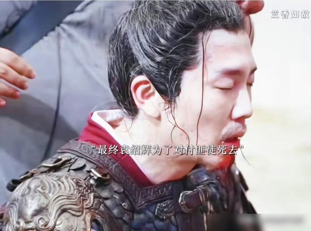 谭松韵这次把刘学义坑惨了。原著里他那个角色妻妾成群，强纳丫鬟，还扇耳光。剧里全改了，改成被打鞭子、求
