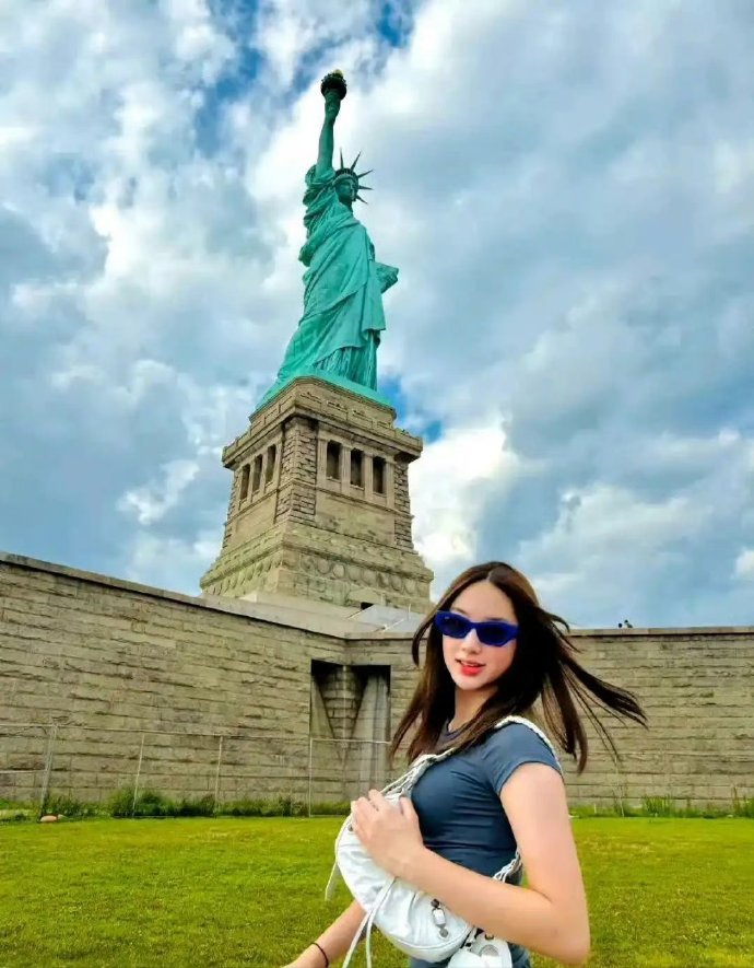 吴尊女儿15岁完美继承了父母的容貌，已经长成大美女了​​​