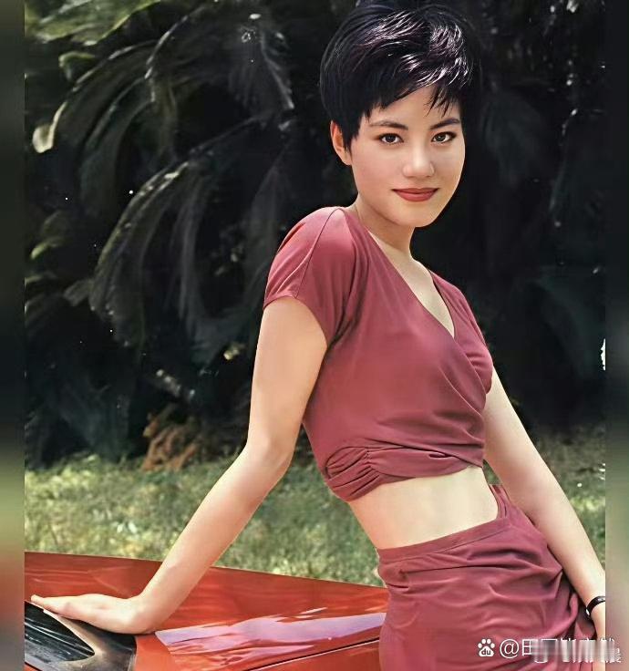 王菲三十年前的穿搭品味绝了，妥妥的复古潮流范本，时尚轮回果然不假。