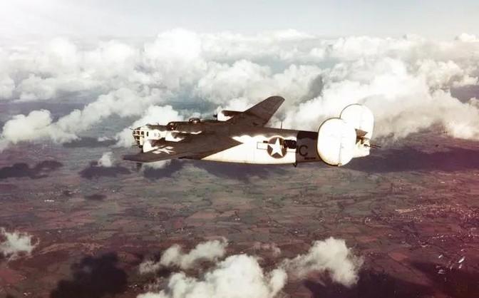 1943年7月，4枚深水炸弹把德军U604潜艇逼出水面，艇上的大副和领航员丧生，