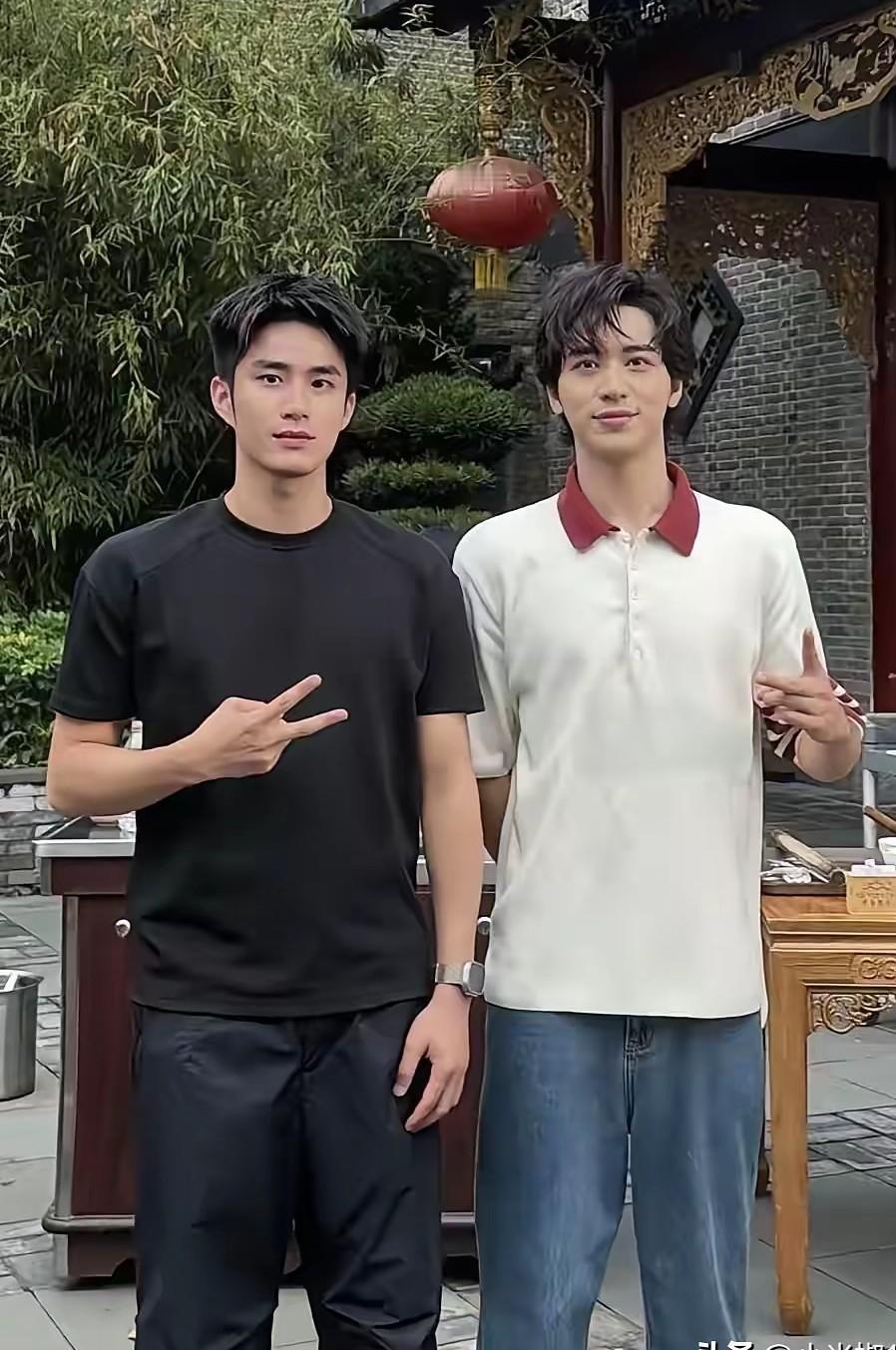 照片上这两人哪一个更帅？一个是明星一个是路人，你觉得看上去哪一个像明星哪一个像路