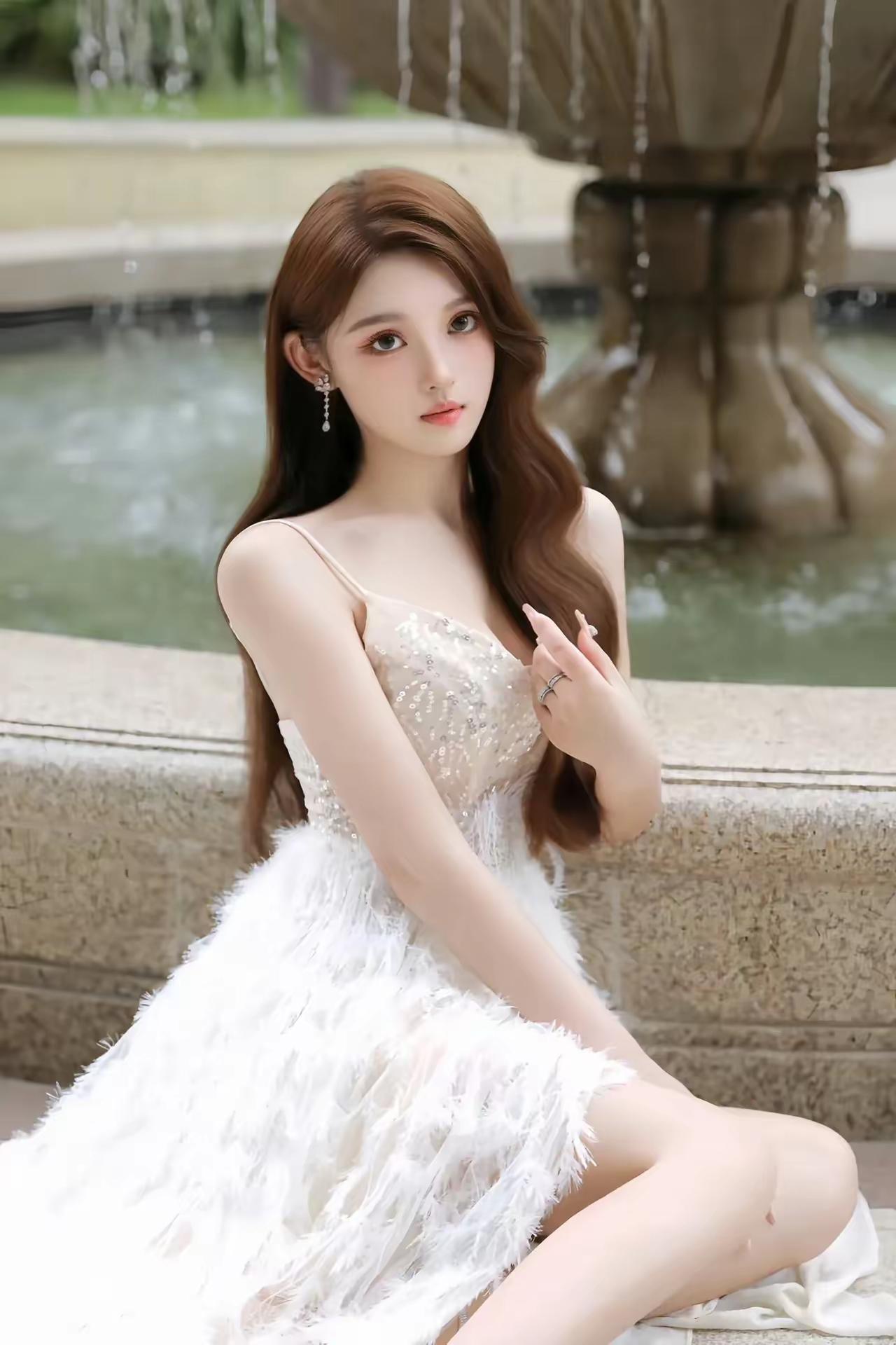 优雅白裙少女，静坐喷泉旁，梦幻如画哪种身材的女人穿衬衣半裙好看街拍小姐姐如何调