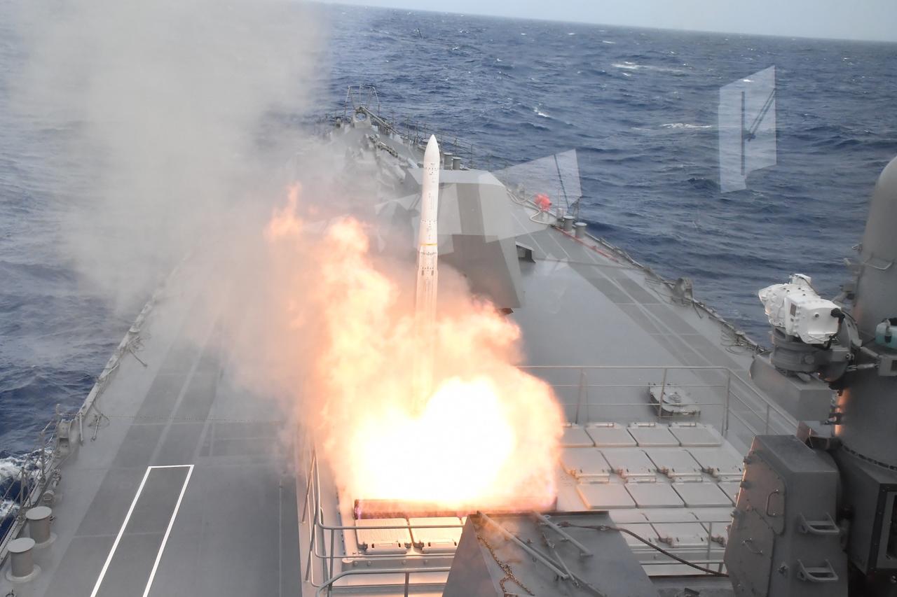 海自“秋月”级“照月”号驱逐舰DD-116,在夏威夷附近海域发射ESSM舰空导弹