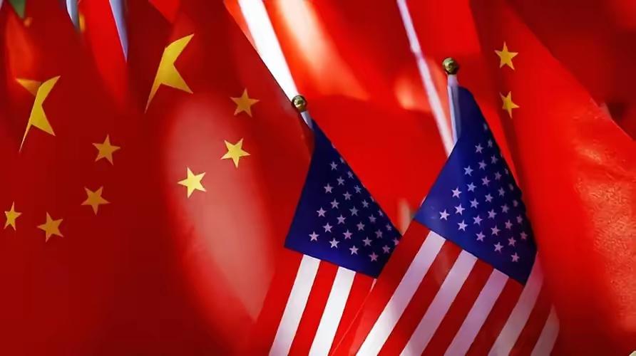 中美现在比的根本不是谁出招狠，而是谁憋气久。美国顶着39万亿国债硬加息，快憋出内