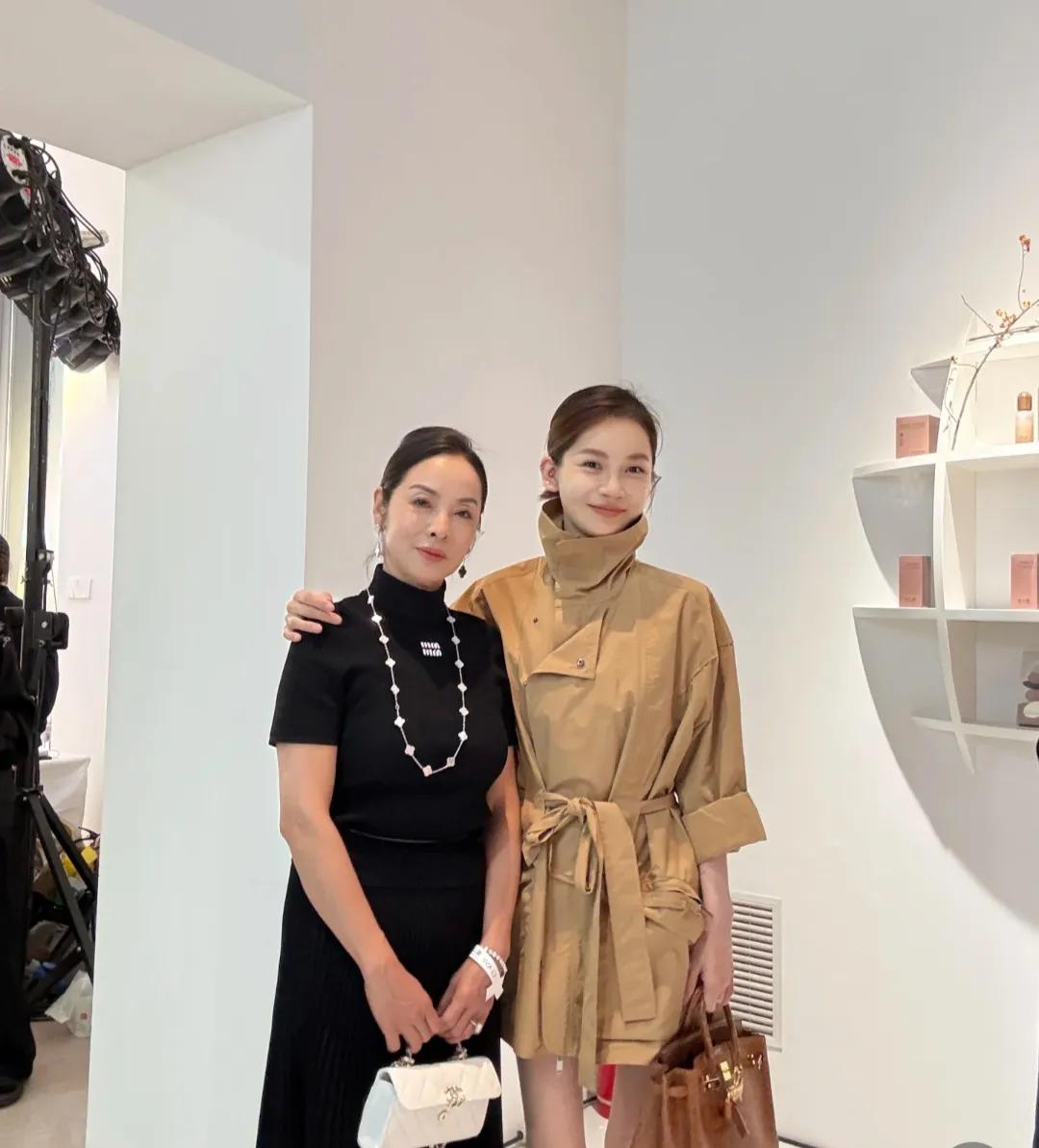 董洁真的是年轻时清冷纯美，中年后又气质清雅。妈妈更漂亮[赞]