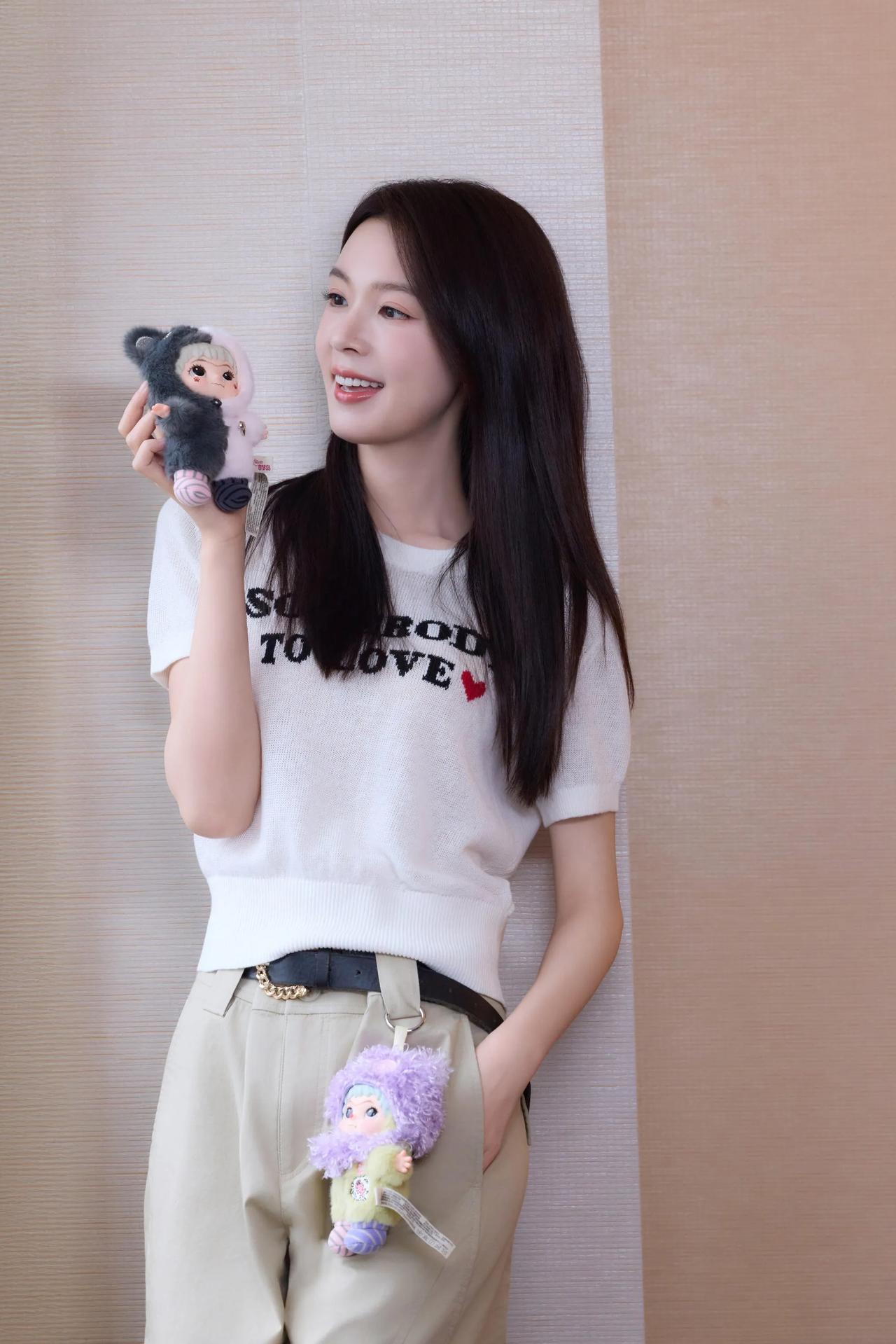 温柔到骨子里的穿搭🍃陈瑶把松弛感拿捏得刚刚好奶白短针织+慵懒卡其裤低饱和