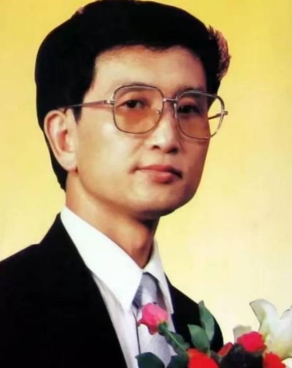 1987年“气功大师”严新声称，他用气功灭了大兴安岭的火灾，其声名瞬间如日中天。