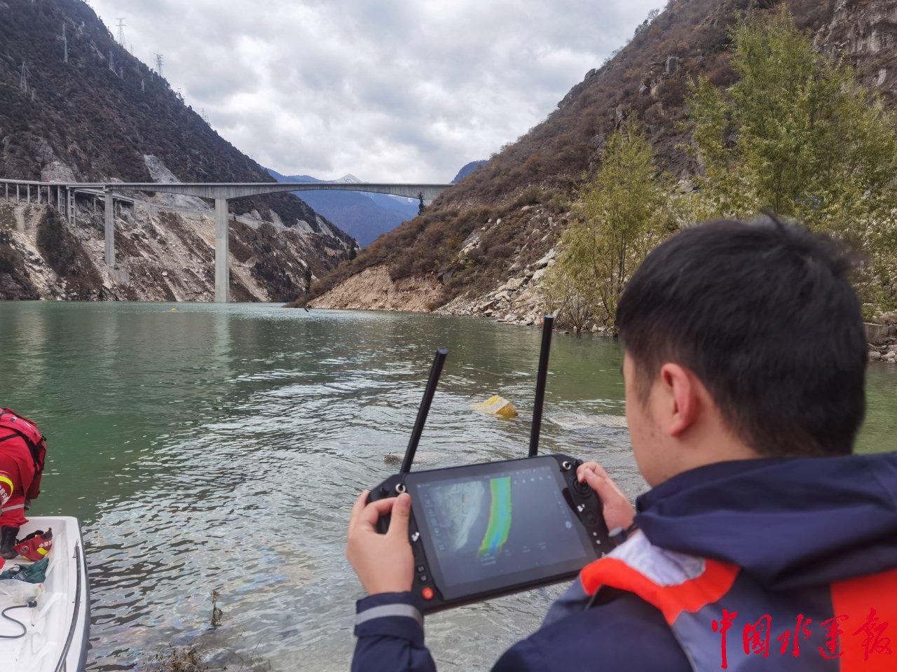 四川红旗特大桥发生垮塌 长江航道驰援险区应急通航保障