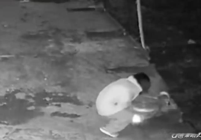 湖南，18岁的女孩在一个月内，母亲刚刚离世，父亲又陷入危急状态。凌晨时分，女孩独