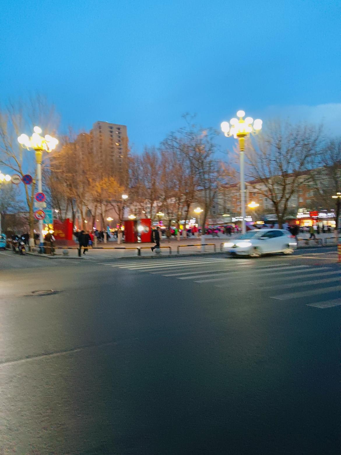 黄昏时分，繁华街头，车流人潮，灯火阑珊。