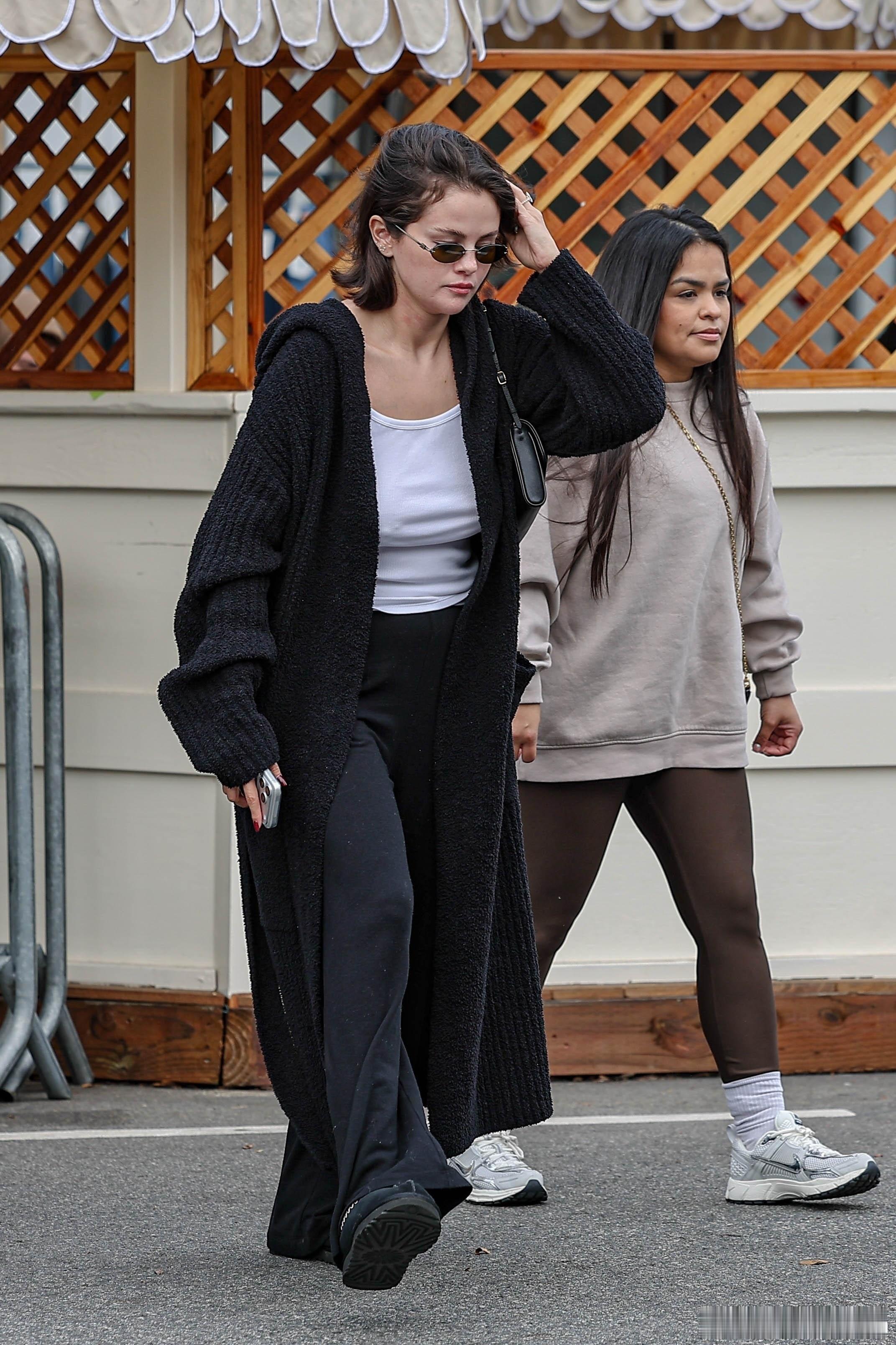 SelenaGomez赛琳娜戈麦斯在洛杉矶外出，和老公Bennyblanco