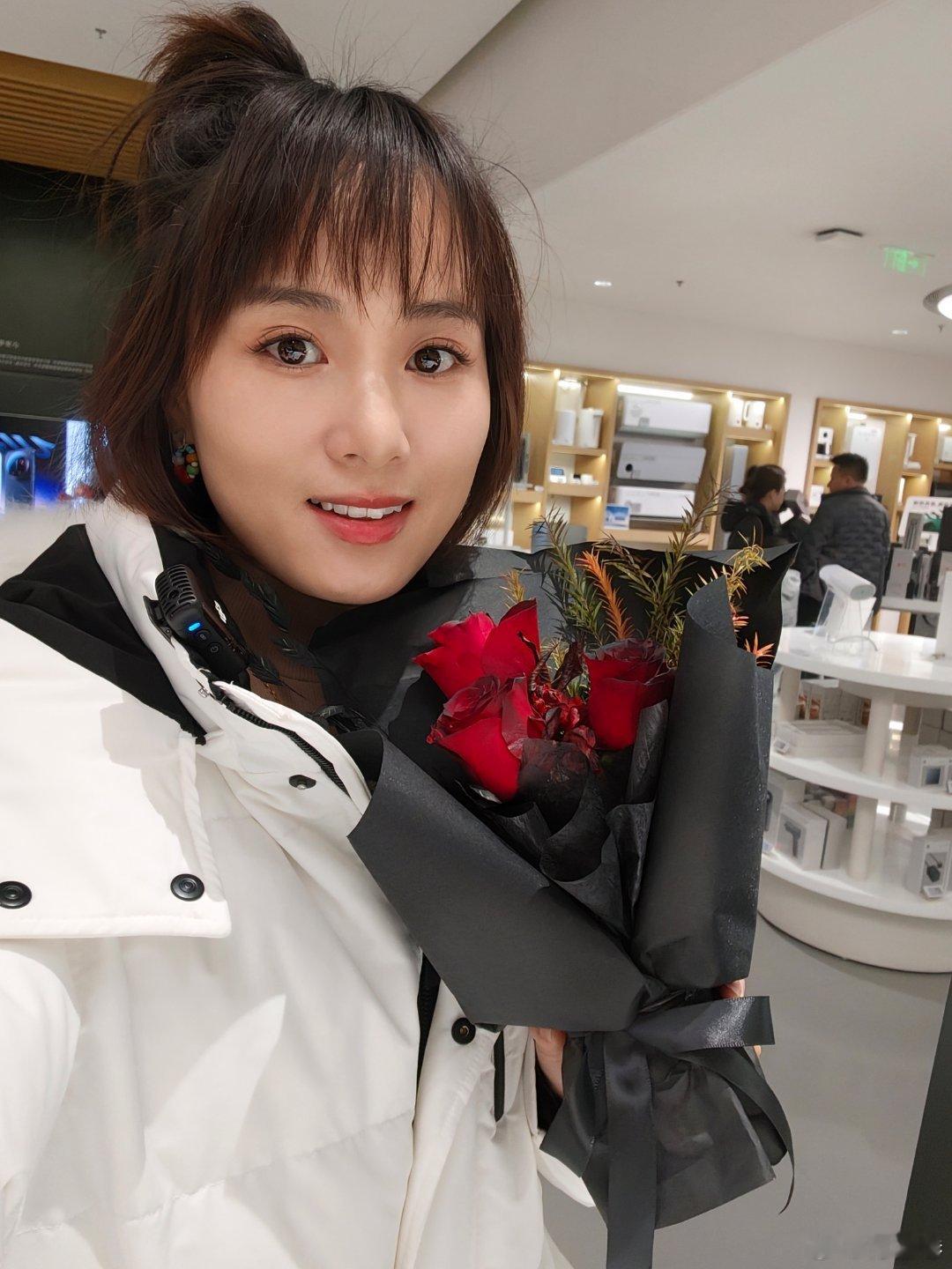 小米17ultra徕卡版到手啦！交付还送了花花，现场还有小零食哟！小米17ult