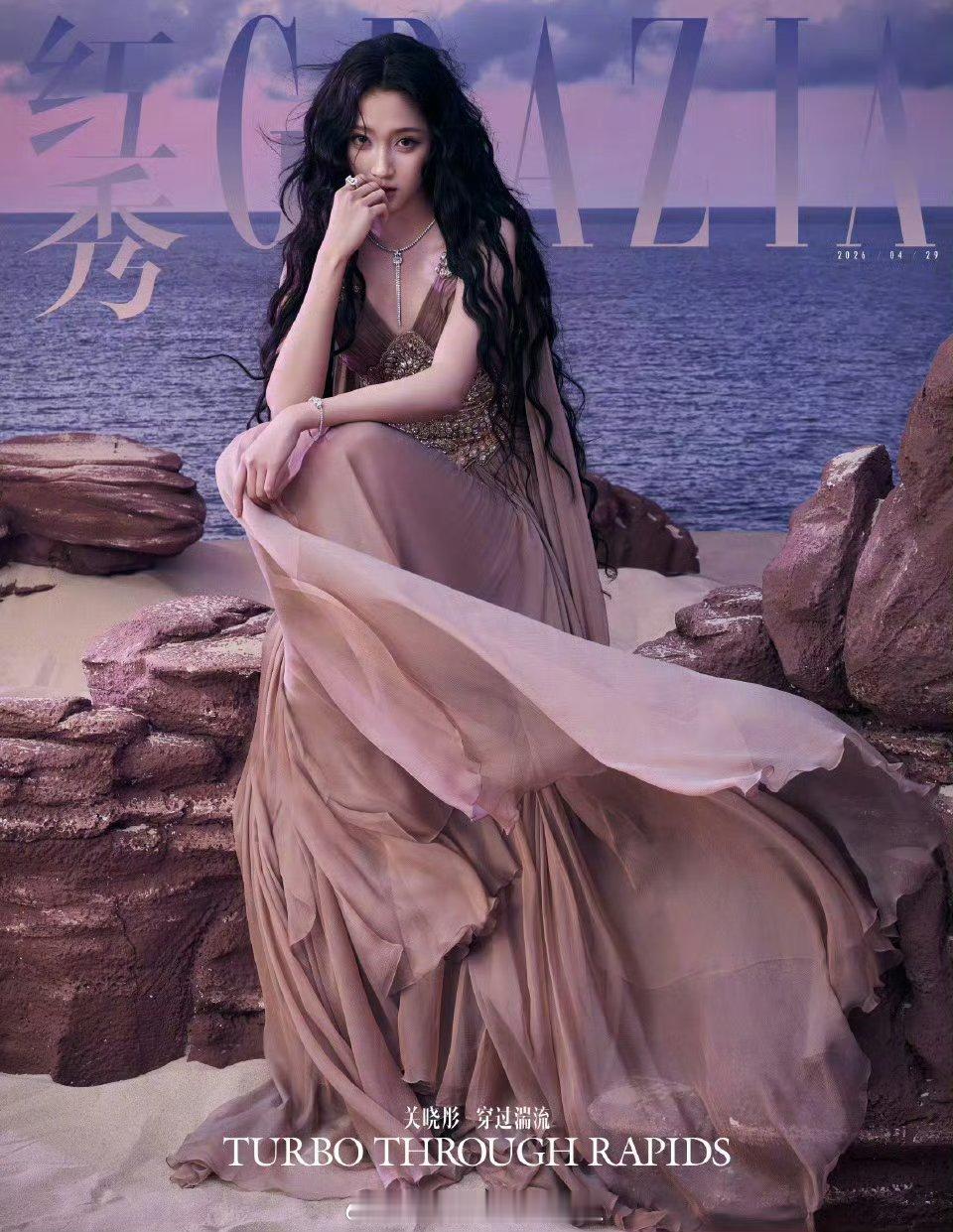 关晓彤红秀穿了5套高定完全靠脸和气场压着呀，但是也是真的美。