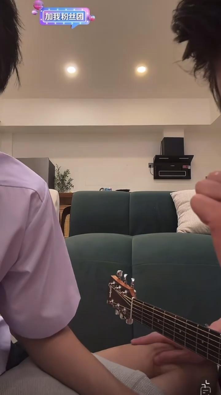 不知道啊反刍这个掐大腿顺手的不行感觉偶几乎磕的所有cp都是白皮攻来的只要一燥热就