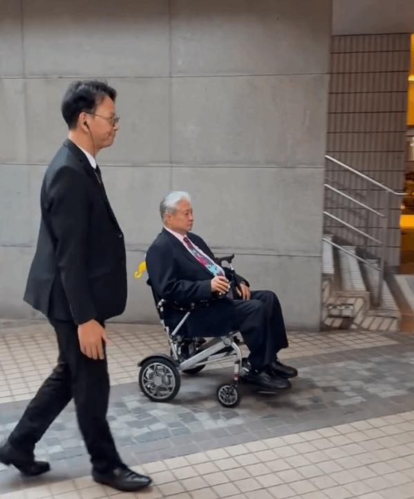 同样70多岁，洪金宝出行坐轮椅，而成龙却在翻跟头😂说实话，这哥俩身体差这么多